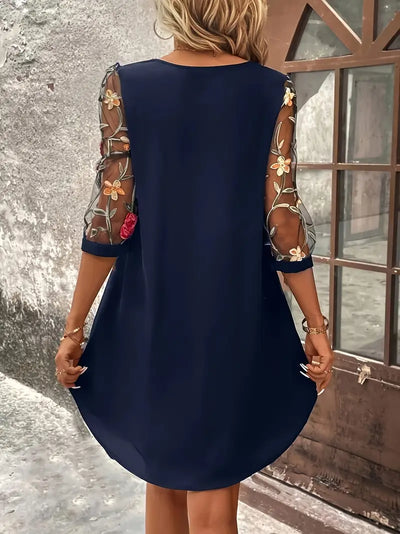 Almae™ - Klänning med elegant detalj
