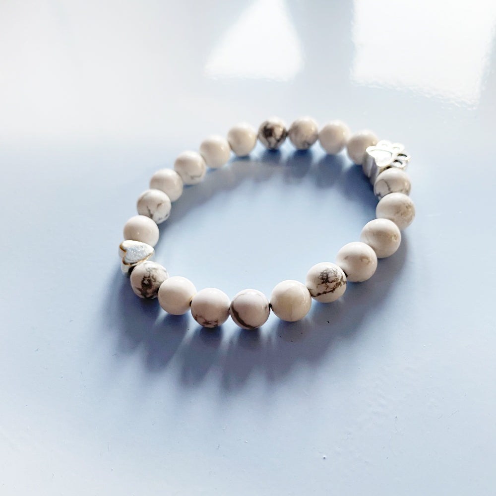 Elegant Armband i Naturlig Sten med Tass- och Hjärtpärlor – ELARA