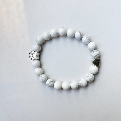 Elegant Armband i Naturlig Sten med Tass- och Hjärtpärlor – ELARA