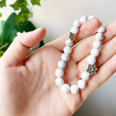 Elegant Armband i Naturlig Sten med Tass- och Hjärtpärlor – ELARA