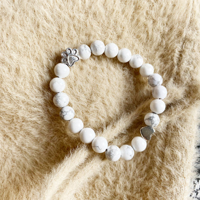 Elegant Armband i Naturlig Sten med Tass- och Hjärtpärlor – ELARA