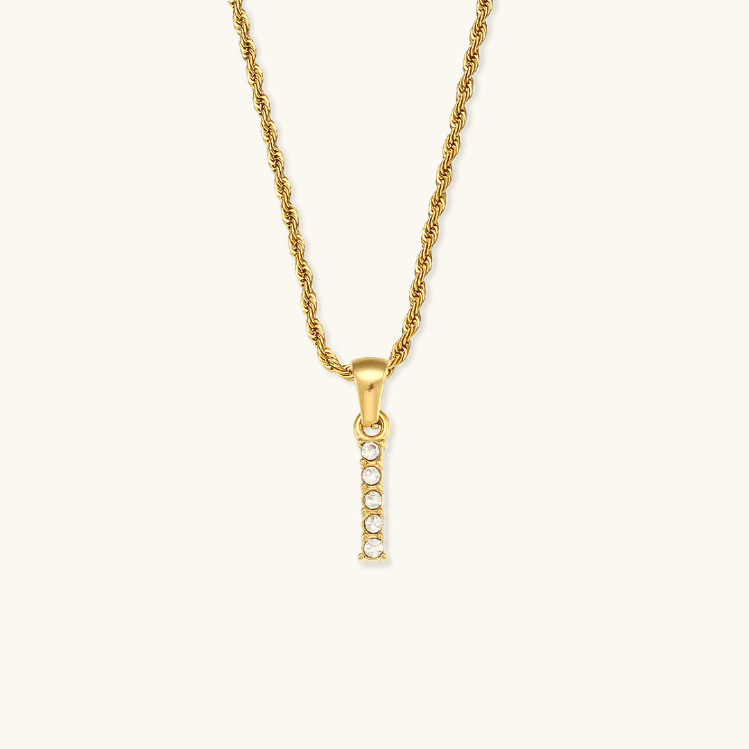 Diamantbesatta Initialhalsband från Maeve