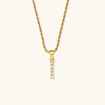 Diamantbesatta Initialhalsband från Maeve
