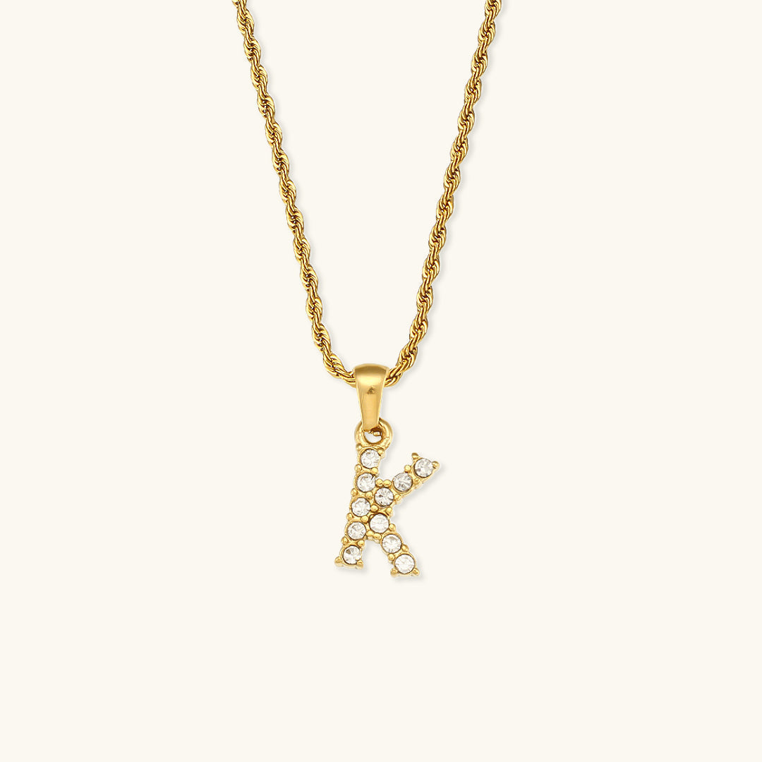 Diamantbesatta Initialhalsband från Maeve
