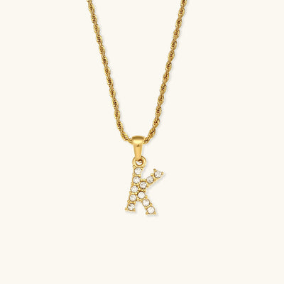 Diamantbesatta Initialhalsband från Maeve