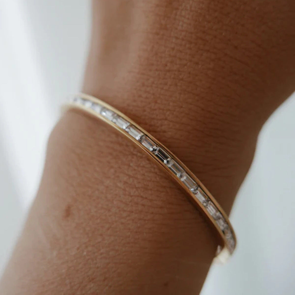 Elegant Guldbangle med Diamanter