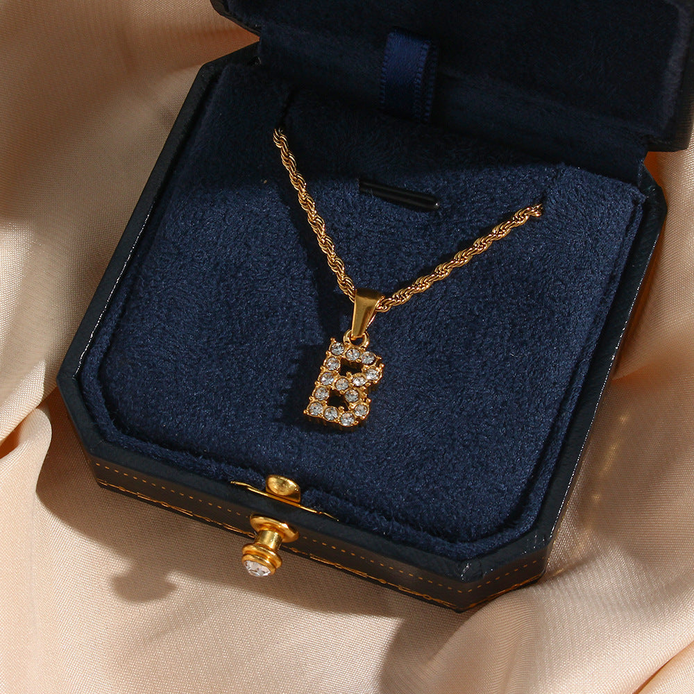 Diamantbesatta Initialhalsband från Maeve