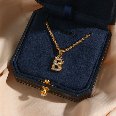 Diamantbesatta Initialhalsband från Maeve
