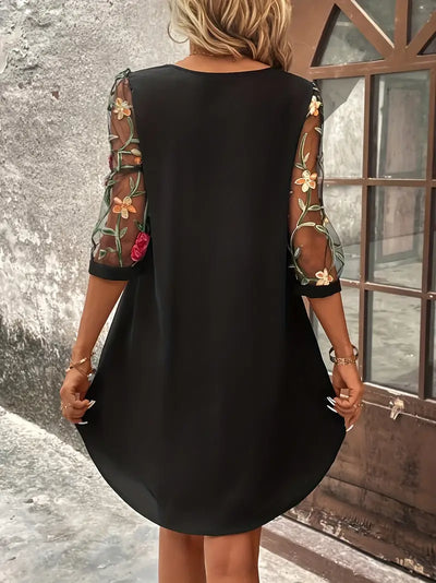 Almae™ - Klänning med elegant detalj