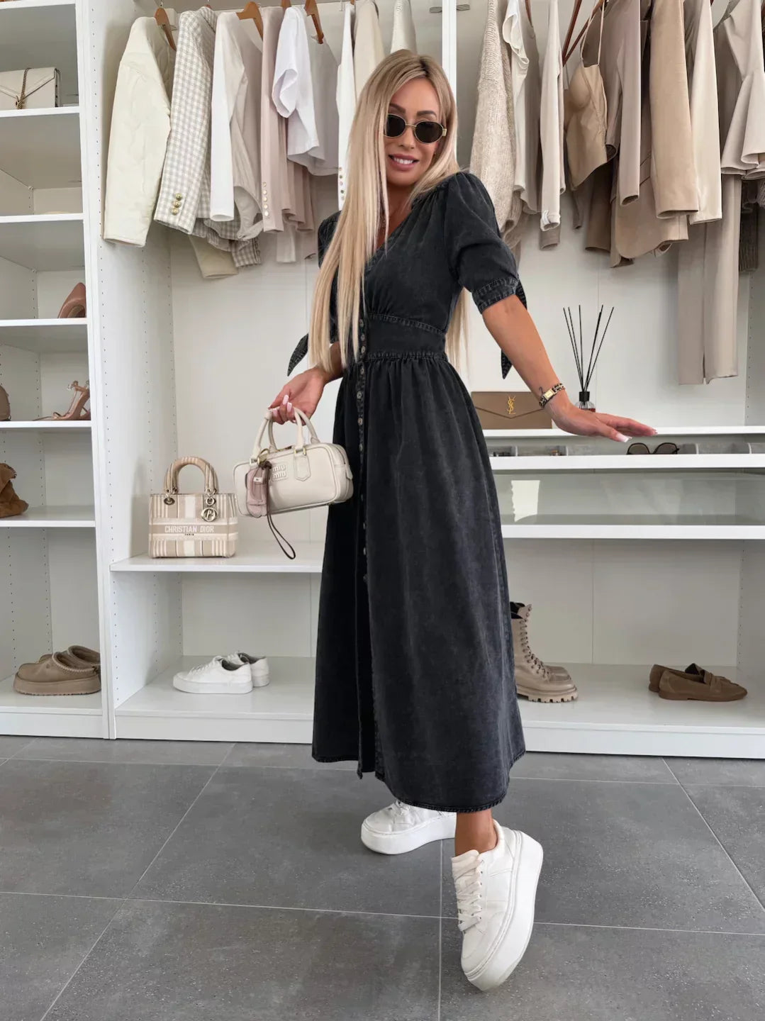 Ivanka Lyxig Denimklänning – Tidlös Elegans i Modern Tappning!