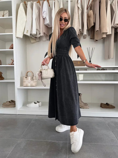 Ivanka Lyxig Denimklänning – Tidlös Elegans i Modern Tappning!