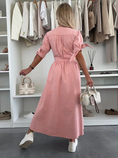 Ivanka Lyxig Denimklänning – Tidlös Elegans i Modern Tappning!