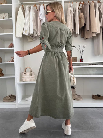 Ivanka Lyxig Denimklänning – Tidlös Elegans i Modern Tappning!